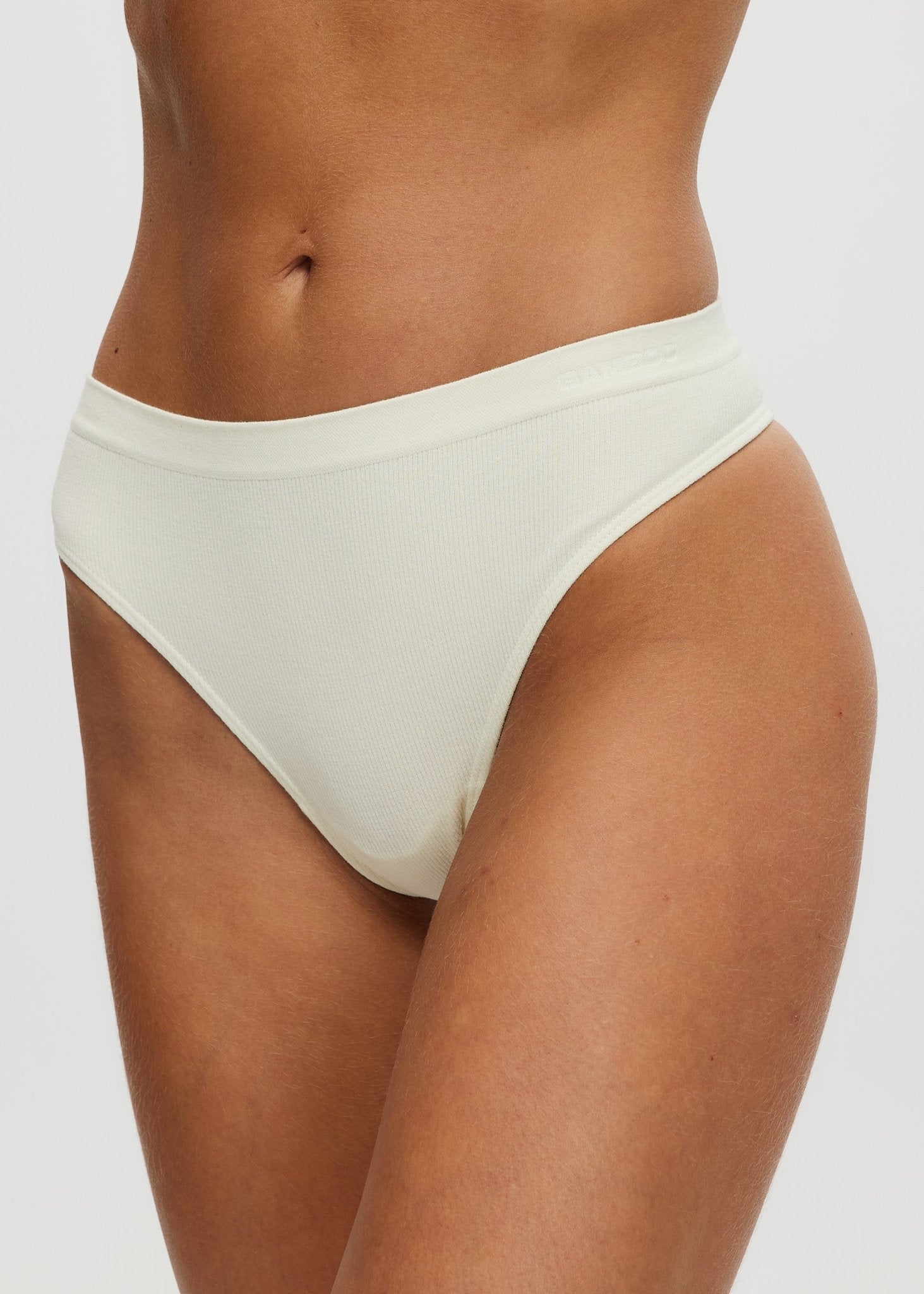 String tanga côtelé sans couture